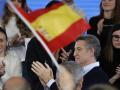 El líder del PP, Alberto Núñez Feijóo, sonríe a su llegada a la celebración del primer aniversario de la victoria electoral de Rueda
