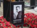 Ofrendas florales y un retrato se ven en la tumba del fallecido líder de la oposición rusa Alexéi Navalni en el cementerio de Borisovskoye, en Moscú
