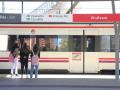 Pasajeros en el andén de la estación de Cercanías de Vicálvaro