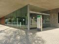 El Centro de Especialidades Carlos Castilla del Pino.

La actividad en este centro de especialidades se completa con 100.000 exploraciones radiológicas y casi 20.000 consultas de enfermería

   CÓRDOBA, 29 (EUROPA PRESS) 

   Los profesionales del Centro de Especialidades Carlos Castilla del Pino, en la capital cordobesa, han atendido un total de 308.539 consultas externas en los dos primeros años de funcionamiento de este equipamiento sanitario, que abrió sus puertas en julio de 2013, resultando que esta actividad (de julio de 2013 a julio de 2015) representa en torno al 20% del total de consultas externas atendidas en el conjunto del Hospital Universitario Reina Sofía en dicho periodo.

   Según ha informado la Junta de Andalucía, del total de consultas externas, 169.062 han sido primeras visitas y 139.477 ha sido visitas sucesivas, mientras que el volumen de actividad es similar en cada uno de los ejercicios.

   Entre las especialidades que durante estos dos años han concentrado un mayor número de consultas figuran Medicina Física y Rehabilitación (80.125 consultas), Oftalmología (57.989 consultas), Psiquiatría (31.918 consultas), Ginecología (28.071 consultas) y Dermatología (26.058). El resto de las especialidades que pasan consulta en este centro son Cirugía Cardiovascular, Cirugía General y Aparato Digestivo, Endocrinología y Nutrición, Neumología, Obstetricia y Otorrinolaringología.

   Además, en estos 24 meses se han llevado a cabo en el Castilla del Pino 102.807 exploraciones radiológicas, entre las que figuran radiografías de mama, de tórax, de columna lumbosacra y de rodilla y ecografías abdominales, entre otras.

   En el segundo año de funcionamiento se ha registrado un incremento aproximado del 70% en el número de exploraciones, que se justifica fundamentalmente por la concentración en este edificio de las unidades de detección precoz del cáncer de mama de Córdoba (antes distribuidas por otras dependencias sanitarias).