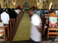 Fieles asisten a misa en una iglesia del Congo