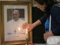 Una señora reza por el Papa Francisco