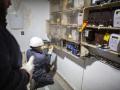 Un operario de Endesa trabaja en unos contadores.