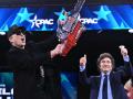 Milei le regala a Elon Musk una motosierra en su encuentro en el foro conservador CPAC