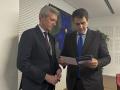 El presidente de la Xunta de Galicia, Alfonso Rueda, entrega al vicepresidente de la Comisión Europea responsable de Cohesión y Reformas, Raffaele Fitto