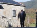 Un anciano camina por la zona de la ruta de Los Ancares, en Lugo, Galicia
