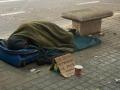 Un vagabundo pidiendo en la calle