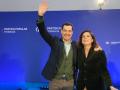 El presidente del PP-A y de la Junta de Andalucía, Juanma Moreno, con la alcaldesa de Palma del Río, Matilde Esteo

   PALMA DEL RÍO (CÓRDOBA), 22 (EUROPA PRESS) 

   El presidente del PP-A y de la Junta de Andalucía, Juanma Moreno, ha anunciado este sábado que el Gobieno andaluz va a dar respuesta a la "demanda histórica" de Palma del Río (Córdoba), que "siempre reclamó ser sede de partido judicial", y "vamos a transformar su Juzgado de Paz en Oficina Municipal de Justicia", todo ello "aprovechando la puesta en marcha de la Ley de Eficiencia de Servicios Públicos en justicia", lo que "permitirá que el 80% de los trámites que hoy obligan a trasladarse a Posadas (Córdoba) puedan hacerse aquí, en Palma del Río".

   Así lo ha manifestado Moreno durante su intervención ante la Junta Directiva Autonómica del PP-A celebrada este sábado en la localidad palmeña, donde ha puesto como ejemplo del "buen rumbo de Andalucía", la labor de la alcaldesa, Matilde Esteo, y su equipo, que "logró romper 44 años de monopolio socialista en el ayuntamiento y hoy es una referencia de buen gobierno en toda la provincia de Córdoba y Andalucía".

    En este contexto, Moreno ha subrayado que "en Palma del Río hemos invertido en educación, con mejoras en los centros infantiles y de primaria, y en infraestructuras clave como la restauración del puente de hierro", donde "actuamos de emergencia" pues "estaba en una situación muy complicada. Afortunadamente hemos conseguido ya estabilizarlo y que esa infraestructura funcione bien, que ha sido bastante complejo".

   En sanidad, ha recordado que el hospital de la localidad ya es una realidad desde hace dos años, tras años de parálisis socialista, asegurando que "los datos demuestran que la actividad del centro ha ido incrementándose y seguirá creciendo en los próximos meses". "El año pasado hubo 7.813 pacientes atendidos en servicio de radiodiagnóstico, 19.239 en consultas externas y 4.950 por enfermería", ha detallado Moreno.