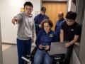 La investigadora Carol Menassa probando la silla de ruedas CoNav
