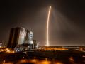 Fotografía cedida por la NASA este miércoles donde se muestra una línea de fuego formada por el cohete Falcon 9, que lleva el módulo de aterrizaje lunar IM-2