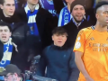 Un aficionado de la Real Sociedad hace el gesto de un mono dirigiéndose a Vinicius