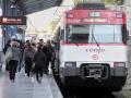 Varias personas entran en un tren de la Estación de Tren Príncipe Pío