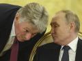 l presidente ruso, Vladímir Putin (dcha.), habla con el portavoz del Kremlin, Dmitri Peskov, en Moscú