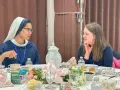 Una religiosa charla con una joven durante el té del pasado 22 de febrero