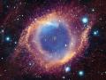 Imagen con rayos X de Chandra (magenta), datos de luz óptica de Hubble (naranja, azul claro), datos infrarrojos de ESO (dorado, azul oscuro) y datos ultravioleta de GALEX (morado) de la Nebulosa de la Hélice
