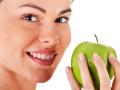 cepillarse los dientes al menos tres veces al día y hacer uso del hilo dental y el colutorio