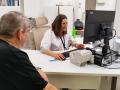 Médico y paciente de centro sanitario público