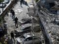 Rescatistas y fuerzas de seguridad de los Cascos Blancos sirios inspeccionan el lugar de un ataque aéreo israelí contra un edificio en Damasco,