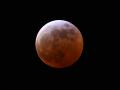 Un eclipse lunar total se observa durante el Eclipse Lunar de Luna de Sangre en Palm Springs, California