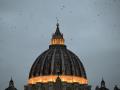Una imagen muestra las luces de la Basílica de San Pedro en el Vaticano