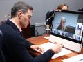 Pedro Sánchez, participa por videoconferencia, desde el palacio de la Moncloa en Madrid, en la reunión de líderes sobre Ucrania convocada por el Reino Unido