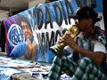 Aficionados de Maradona a las afueras del juzgado donde se celebra la vista por su muerte