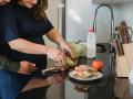 Una mujer embarazada prepara un bocadillo