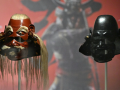 El casco samurái original junto con su reproducción 3D en la Galería de Colecciones Reales