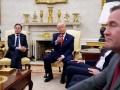 Donald Trump y Mark Rutte (secretario general de la OTAN) con Mike Waltz (consejero de Seguridad Nacional) en primer plano