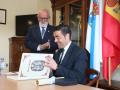 El presidente de la Diputación de Pontevedra, Luis López, recibe el medallón de honor del Gremio de Mareantes de Pontevedra

REMITIDA / HANDOUT por DIPUTACIÓN DE PONTEVEDRA
Fotografía remitida a medios de comunicación exclusivamente para ilustrar la noticia a la que hace referencia la imagen, y citando la procedencia de la imagen en la firma
02/4/2025