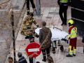 Agentes de los equipos de emergencias en el incendio de Alcorcón
