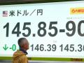 Un hombre mira una pizarra electrónica que muestra el precio de intercambio del yen japonés frente al dólar estadounidense en una calle de Tokio el 4 de abril de 2025