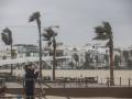 Lluvia y viento en la playa de la Malvarrosa de Valencia