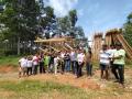 El grupo de voluntarios que han construido 12 capillas hasta el momento
