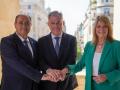 José Luis Sanz (alcalde de Sevilla) recibe a Rogério Bacalhau (presidente de la Cámara Municipal de Faro) y Pilar Miranda (alcaldesa de Huelva)