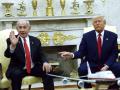 El primer ministro israelí, Benjamin Netanyahu, habla con el presidente estadounidense, Donald Trump, en el Despacho Oval