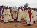 Enterrar feligreses se ha convertido en una triste rutina en Nigeria