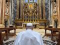 La imagen que ha difundido Vatican News de Francisco ante el icono de Salus