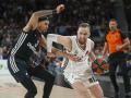 El alero bosnio del Real Madrid, Dzanan Musa, con el balón ante la defensa del jugador estadounidense del París Basketball, Tyson Ward, durante el partido del play in de la Euroliga que Real Madrid y París Basketball