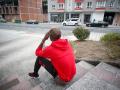 Un inmigrante sentado en la calle, a 20 de septiembre de 2024, en Monterroso, Lugo, Galicia (España)
