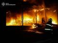 Bomberos ucranianos apagan un incendio provocado por un bombardeo ruso
