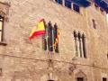 Fachada de la Casa dels Canonges, con las banderas española y catalana