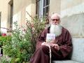 Fra Valentí Serra, en un patio del convento de los Capuchinos de Sarrià