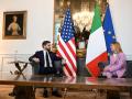 La primera ministra italiana, Giorgia Meloni, habla con el vicepresidente estadounidense, J. D. Vance, en el Palacio Chigi