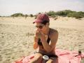 Una mujer fuma en una playa, en una imagen de archivo