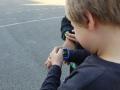 Un niño utilizando un smartwatch