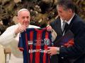 El Papa Francisco posa con la camiseta de San Lorenzo de Almagro en una imagen de archivo