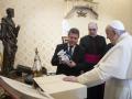 Emiliano García-Page junto al Papa Francisco en Roma, durante la visita oficial que tuvo lugar en mayo de 2021.

REMITIDA / HANDOUT por JCCM
Fotografía remitida a medios de comunicación exclusivamente para ilustrar la noticia a la que hace referencia la imagen, y citando la procedencia de la imagen en la firma
21/4/2025