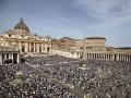Cientos de fieles asisten a la misa de Pascua en la Plaza de San Pedro en el Vaticano