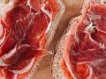 Dos tostadas con jamón serrano
